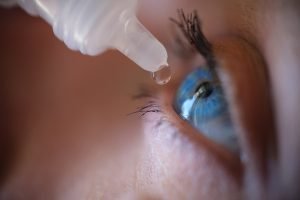 Allarme collirio killer: provoca cecità e morte