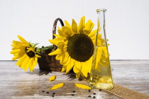 Olio di girasole, tutti i benefici per pelle e capelli Olio di girasole, tutti i benefici per pelle e capelli