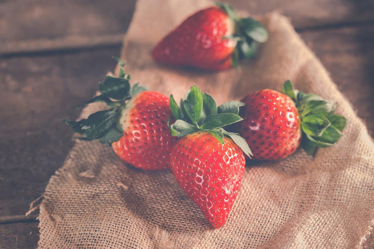 non togliere il oicciolo alle fragole