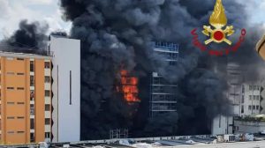 Incendio in un palazzo, un morto e diversi feriti, alcuni gravi: la situazione Incendio in un palazzo, un morto e diversi feriti, alcuni gravi: la situazione
