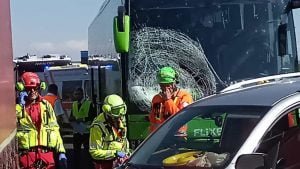 Bus con 38 passeggeri travolge 5 auto: un morto e 14 feriti