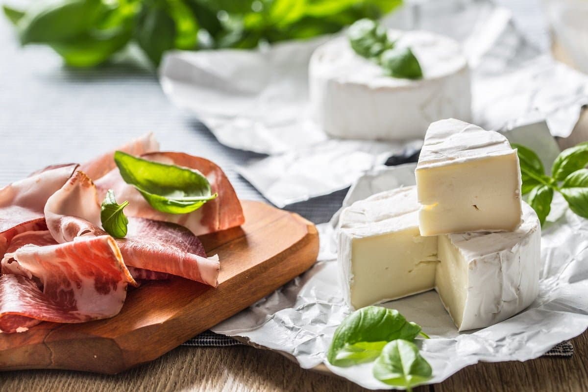 vecteezy camembert o brie formaggio e maiale prosciutto prosciutto 27588084