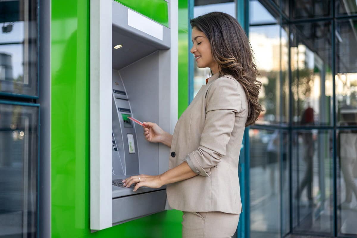 vecteezy donna revoca denaro contante a un atm giovane donna revoca 34413127