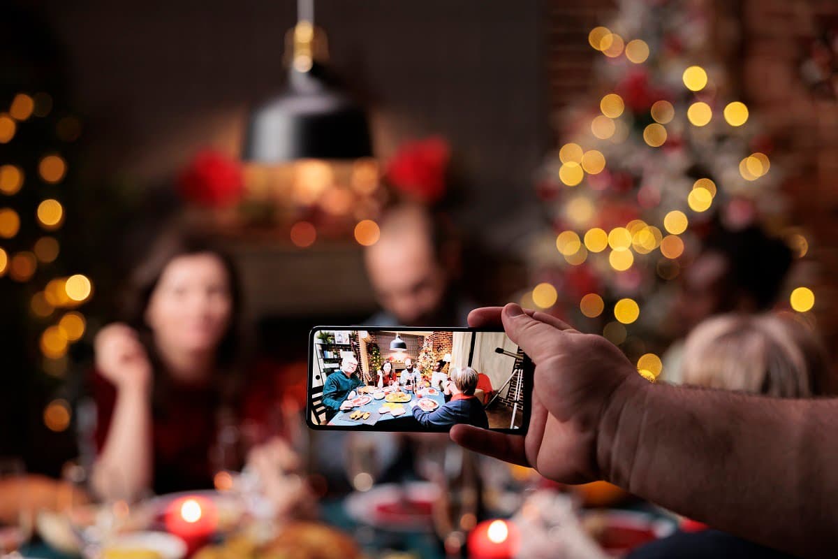 vecteezy persona prende fotografie di persone a tavolo godendo cena 32625985