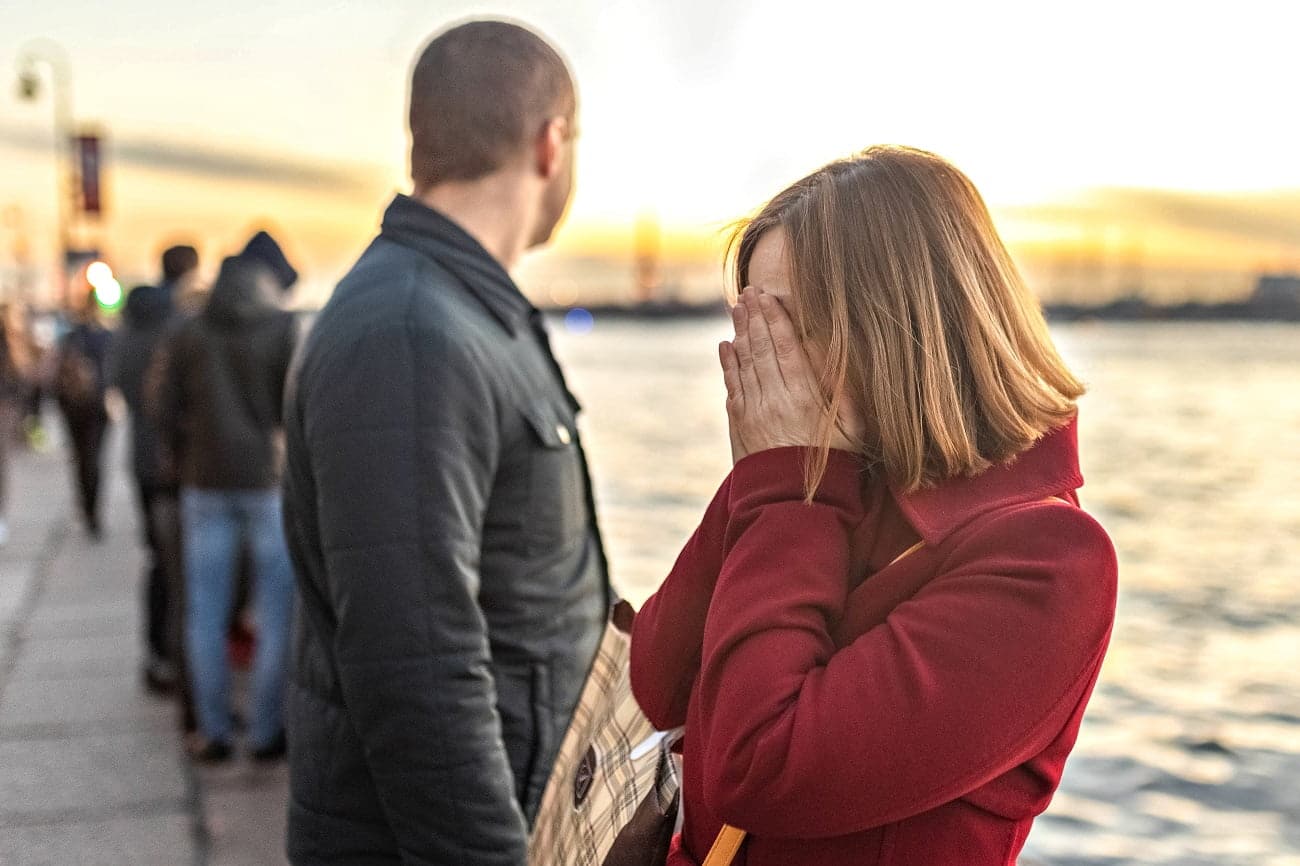 vecteezy coppia uomo e donna in una lite sull argine al tramonto 3069260