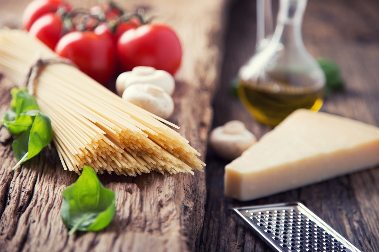 vecteezy spaghetti spaghetti pomodori basilico oliva olio parmigiano 27547098