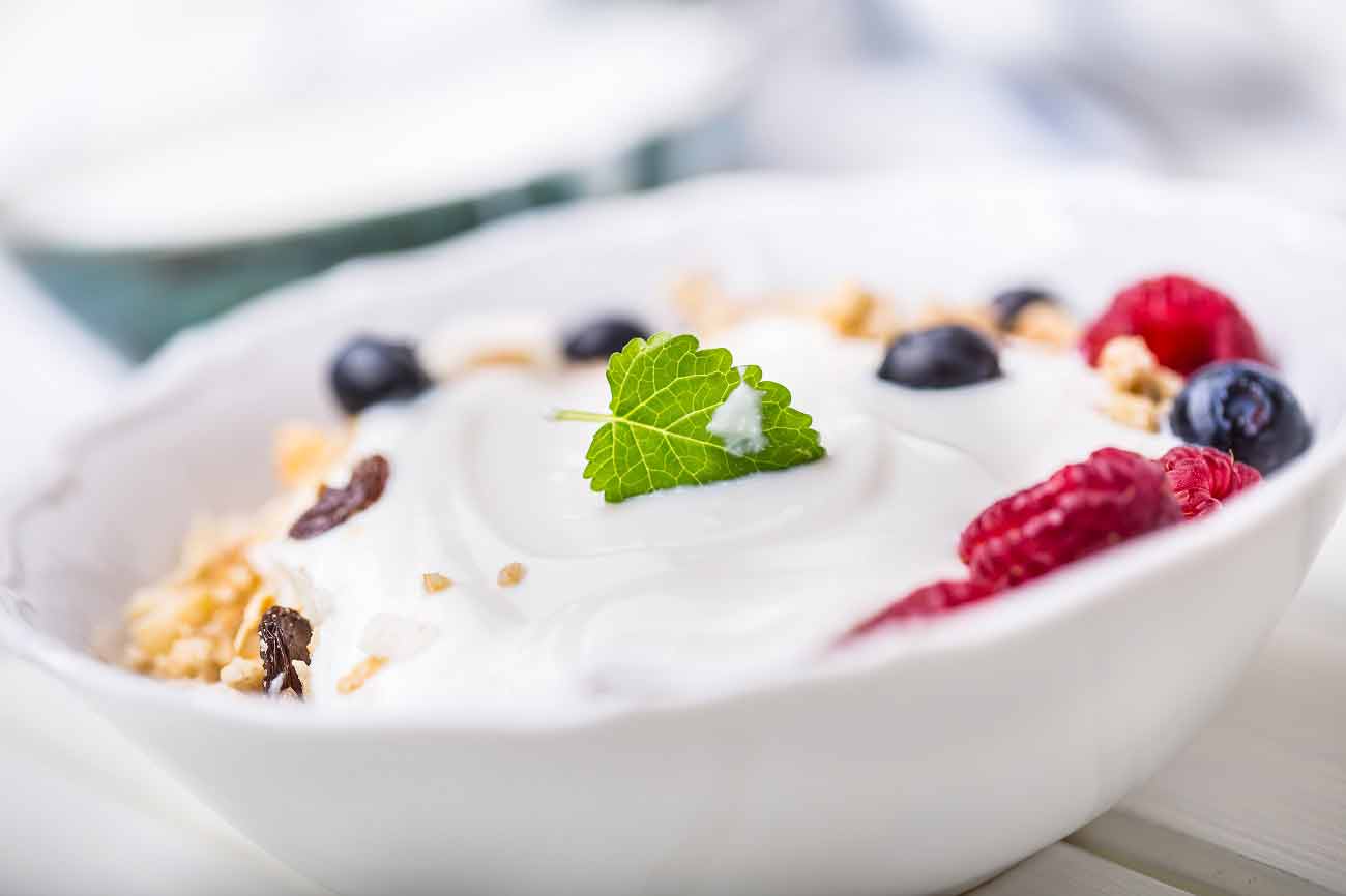 vecteezy muesli yogurt e frutti di bosco salutare prima colazione 27600756