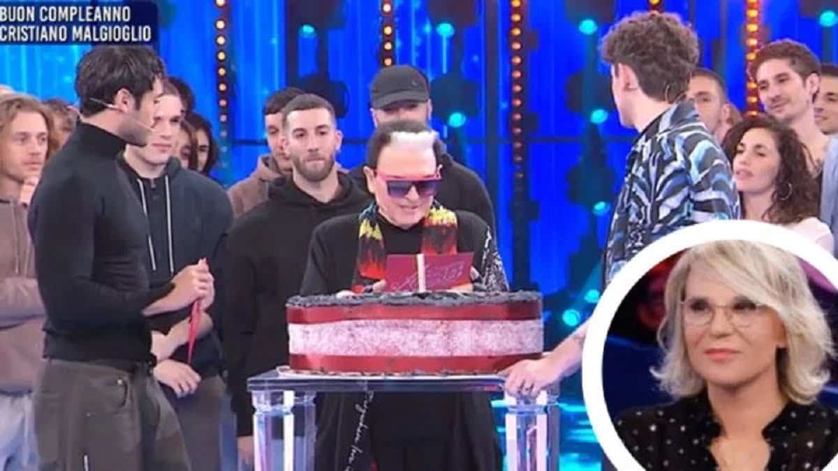 malgioglio riceve un regalo a sorpresa per il suo compleanno da maria de filippi e si commuove