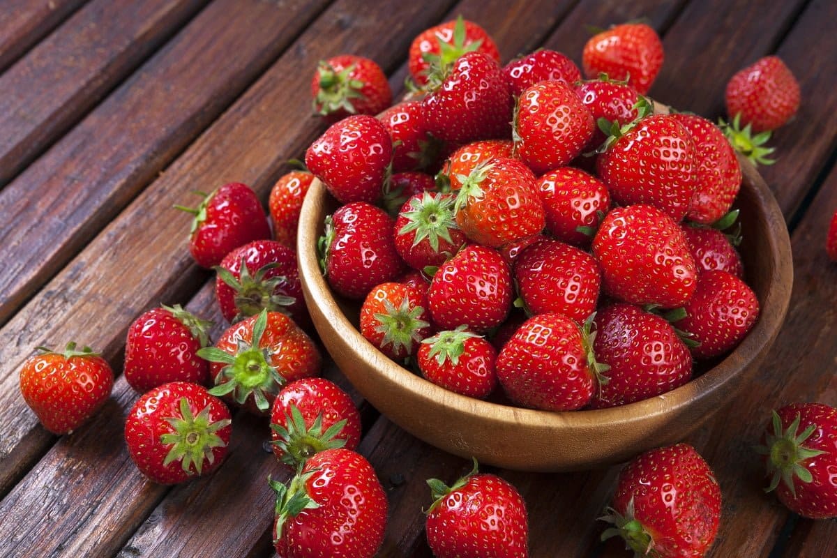 vecteezy fragola su fondo in legno 1223777