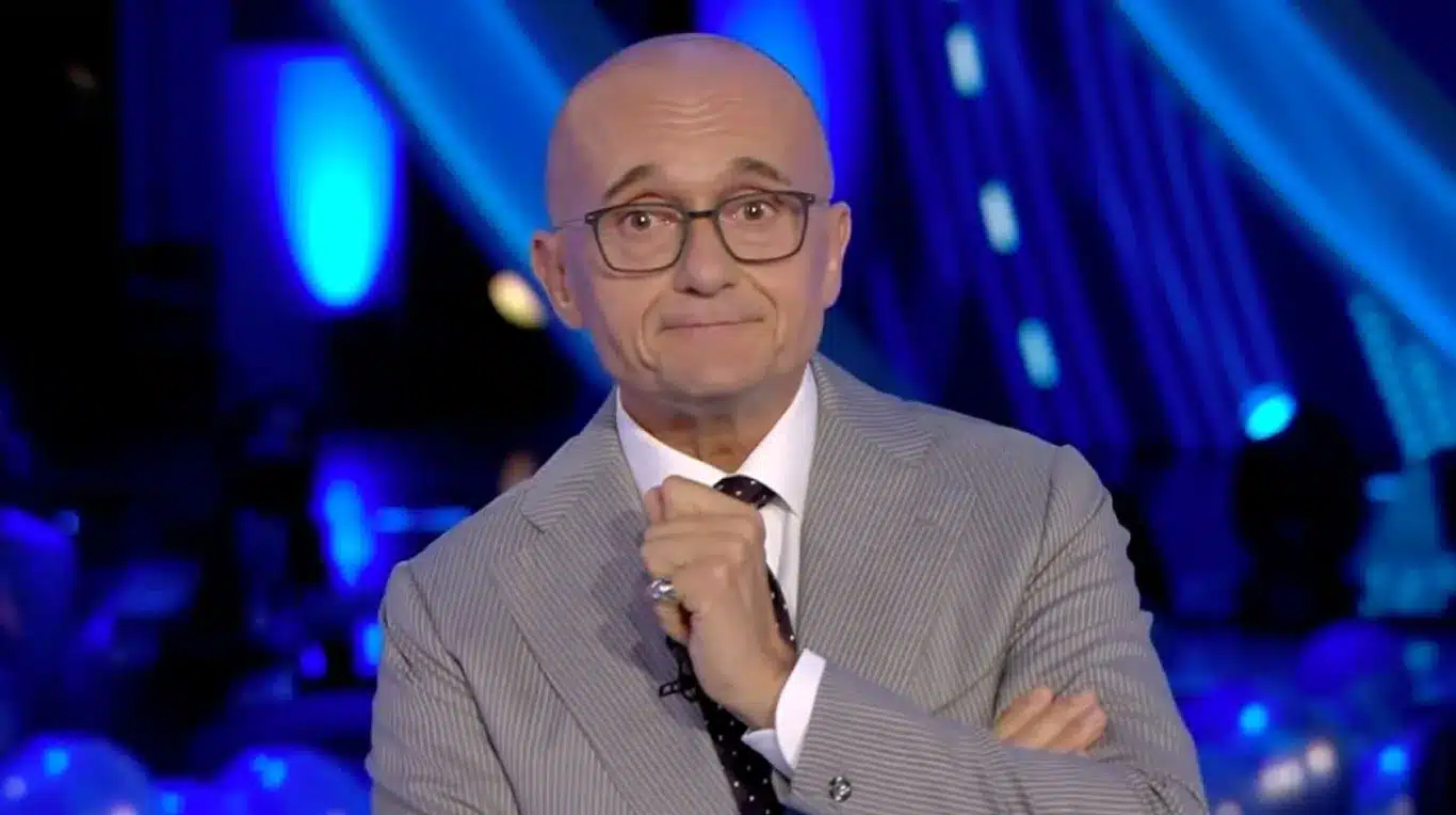 grande fratello alfonso signorini apre i casting ma gia arrivano critiche feroci