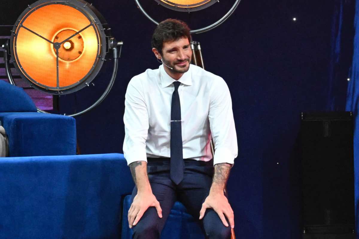 Stefano De Martino paparazzato con "donna bellissima": il nuovo flirt