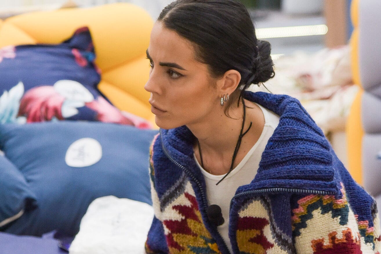 “Non sa cosa l’attende”. Grande Fratello, Shaila ignara mentre fuori esplode la polemica
