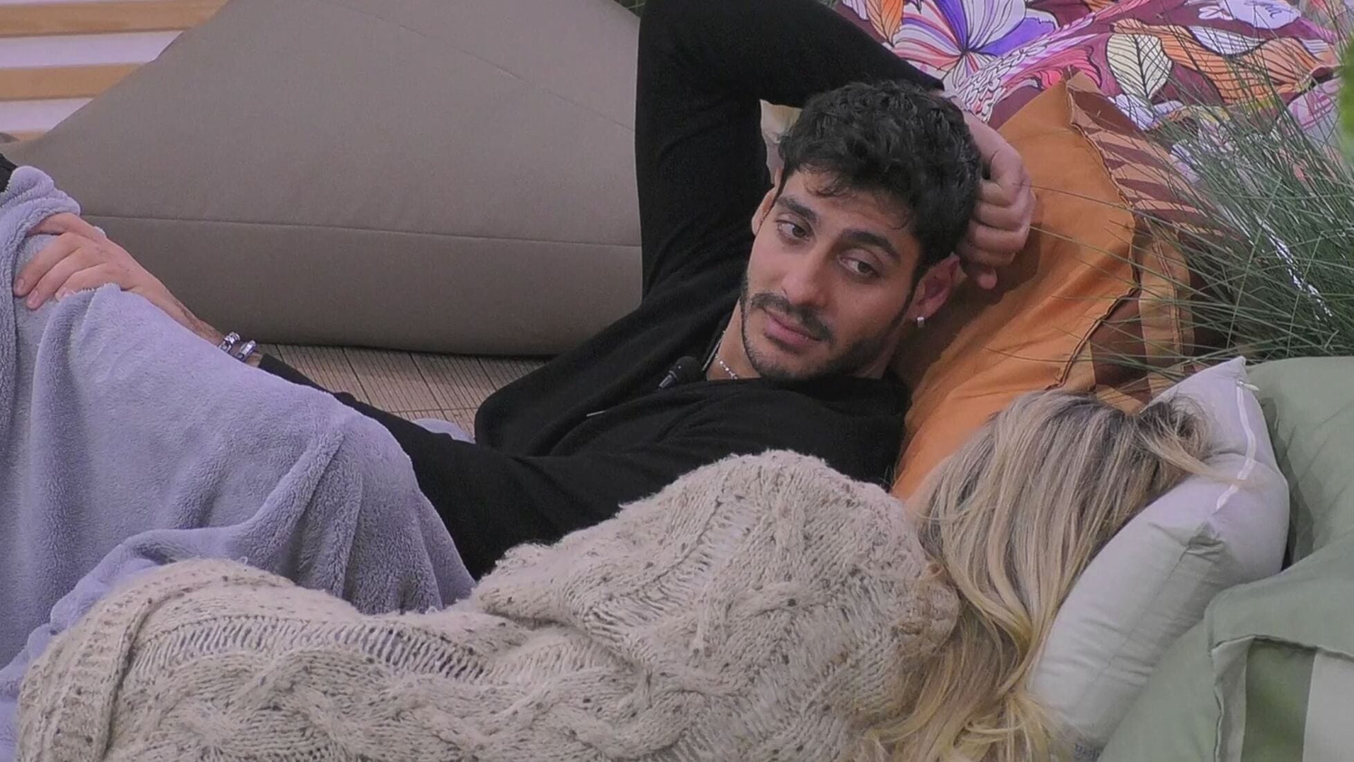 Chiara e Javier si baciano, lei: “Ho paura a lasciarmi andare”