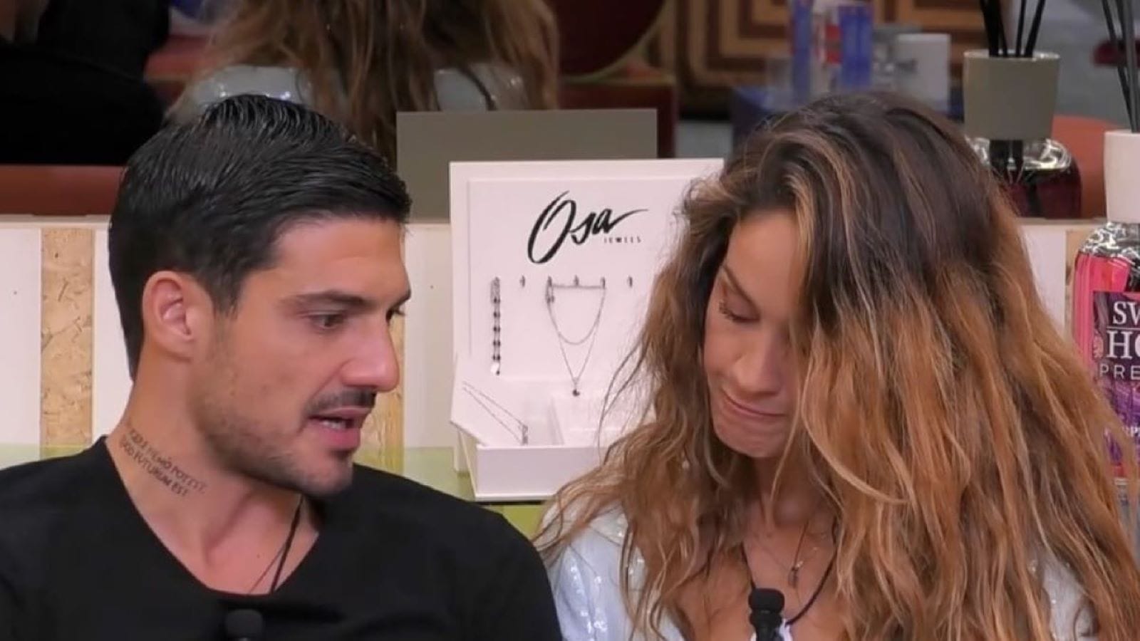 Ombre su Helena e Lorenzo: "Recitano un copione" al GF