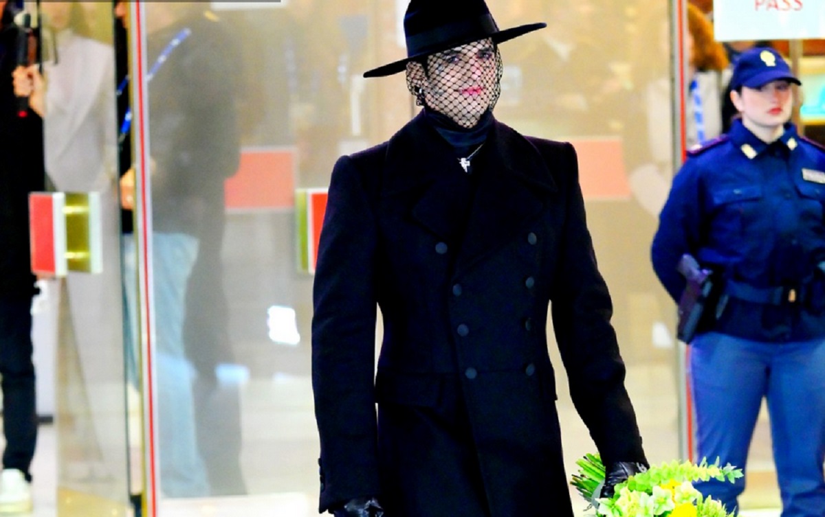 Achille Lauro a Sanremo 2025: il look ricorda Melania Trump, il web si scatena