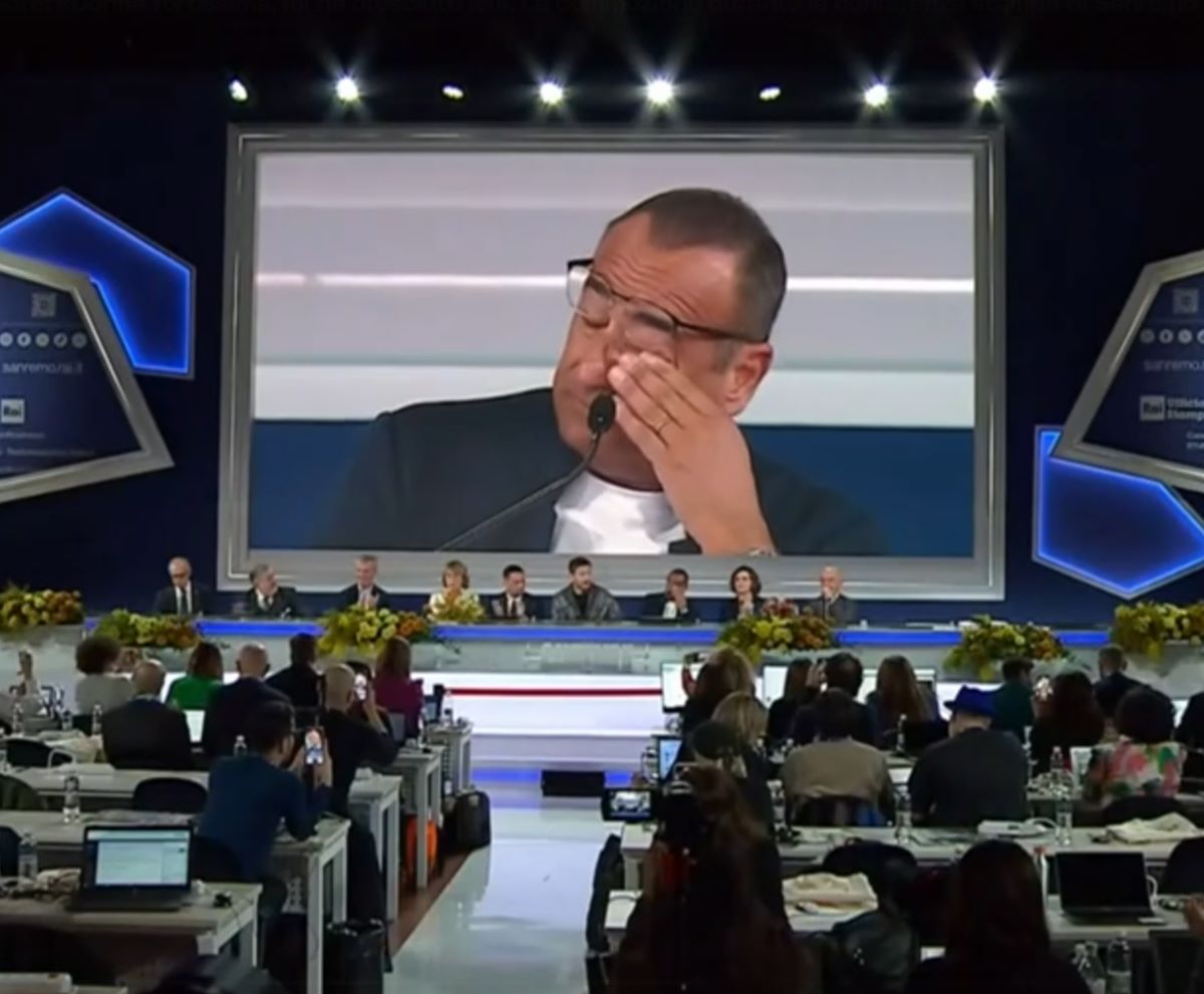Sanremo in lutto: l’annuncio straziante di Carlo Conti in conferenza stampa