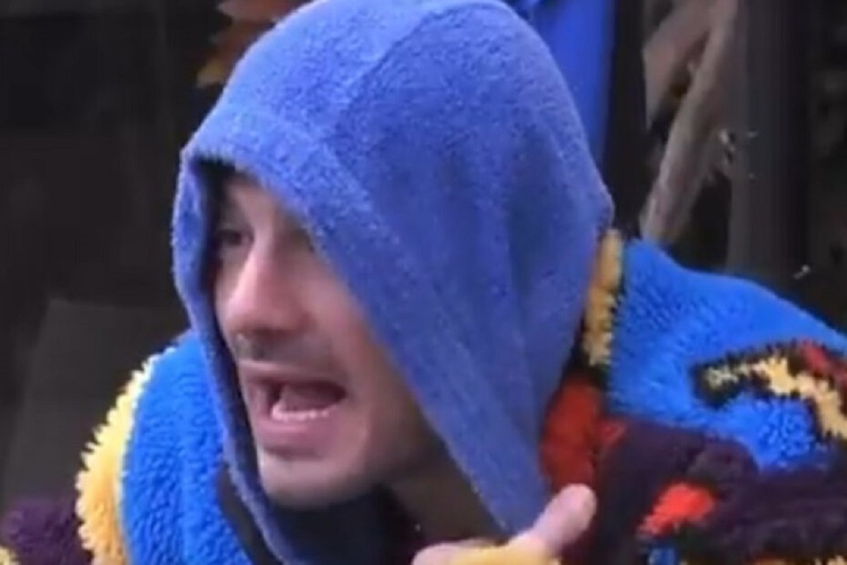 "Non prendiamoci in giro!" Grande Fratello, Lorenzo smaschera tutto e affronta gli altri in giardino