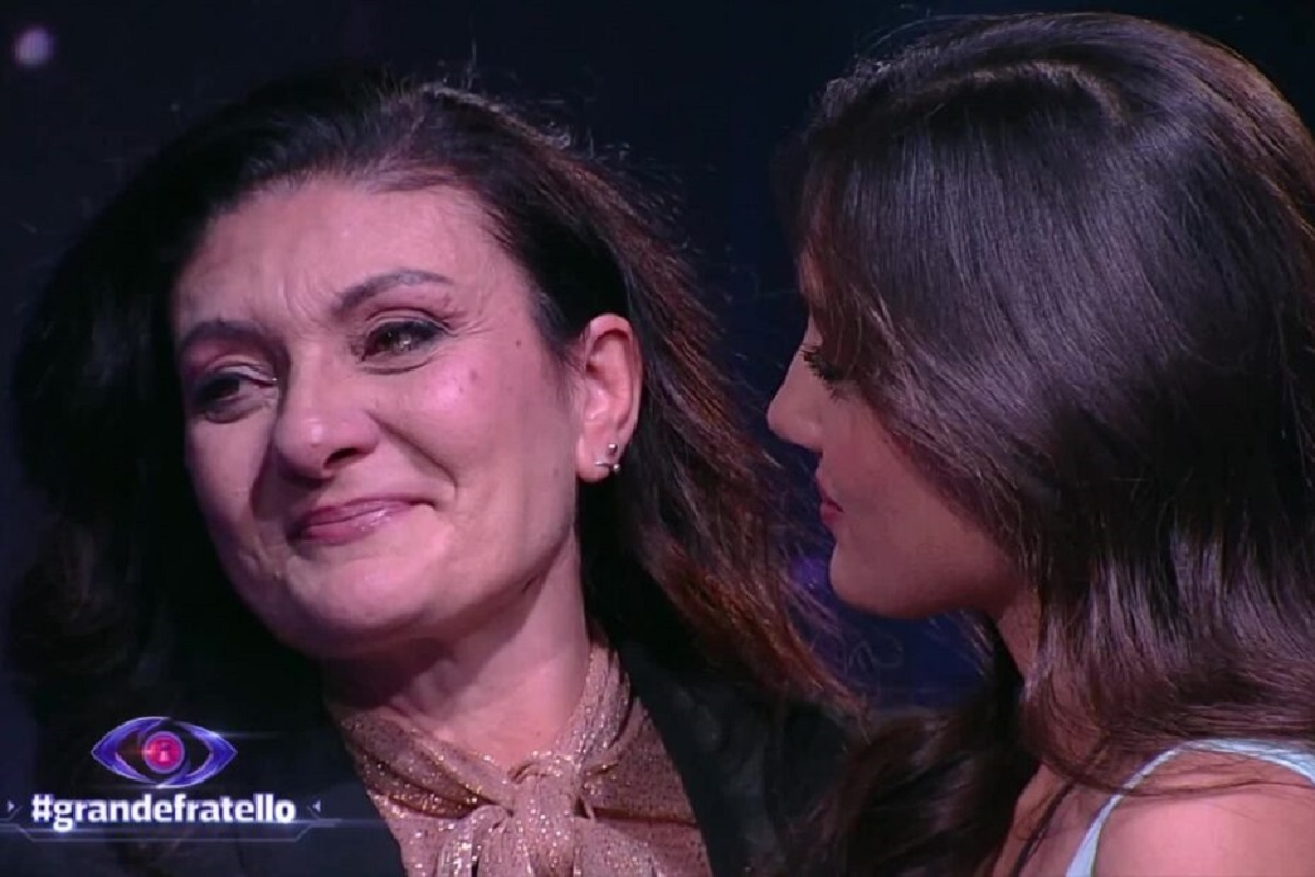 "Ora vi racconto la verità su mia figlia". La mamma di Zeudi pubblica una lettera e scoppia il caos