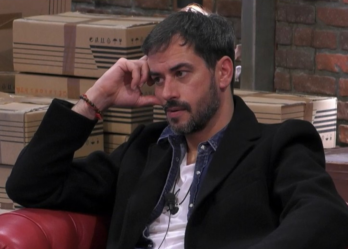 "Non mi azzittire, ragazzo". Grande Fratello, scontro acceso tra Alfonso D’Apice e Iago Garcia