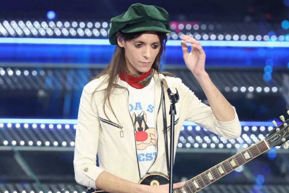 No, non è uno scherzo! Lucio Corsi stupisce tutti prima di Sanremo 2025