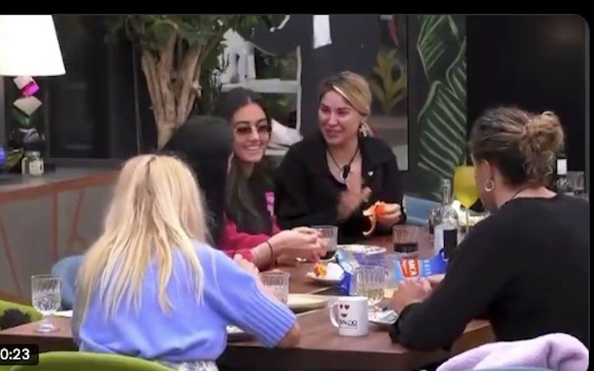 "Mamma mia che gobba che ha". Grande Fratello, Zeudi e Chiara che deridamo Helena