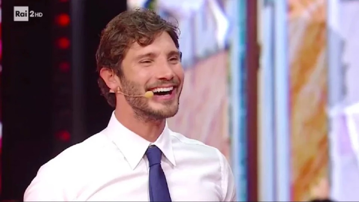Tocca i gioielli di famiglia di De Martino. A Stasera tutto è possibile, Lorella Boccia e la gaffe con Stefano