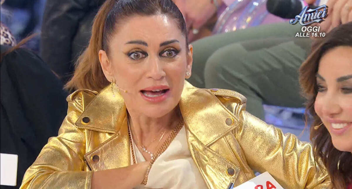 “Mi scende tutto!” – Barbara De Santi, imprevisto a Uomini e Donne