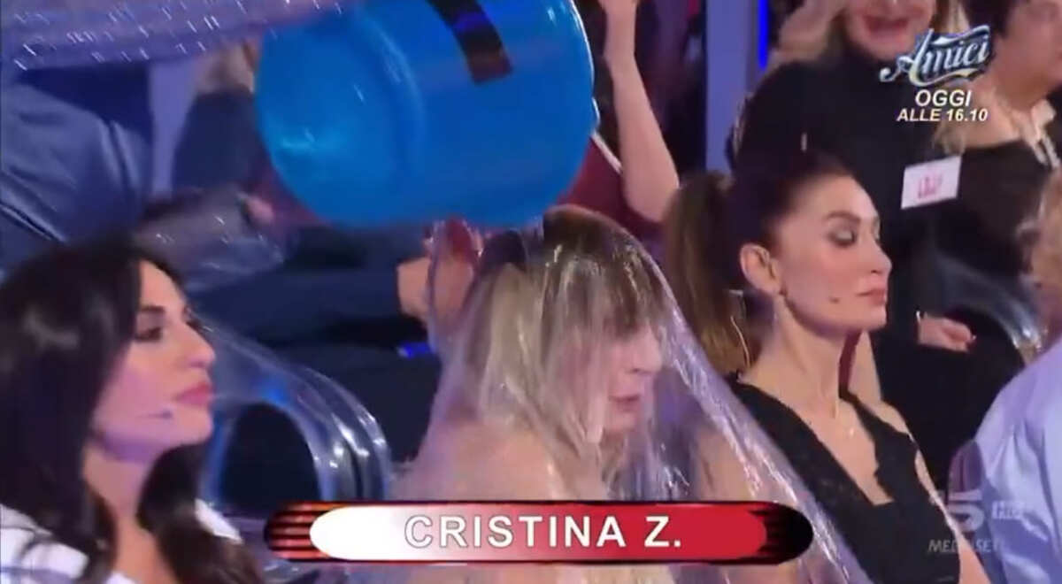 Gavettone in diretta! Tina affonda Gemma: “Vai ad asciugarti, scorfano!