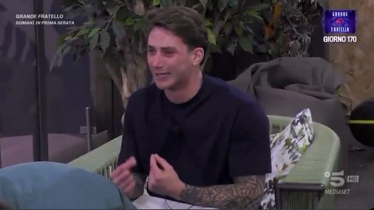 "Si deve vergognare". Grande Fratello, Tommaso scoppia in lacrime