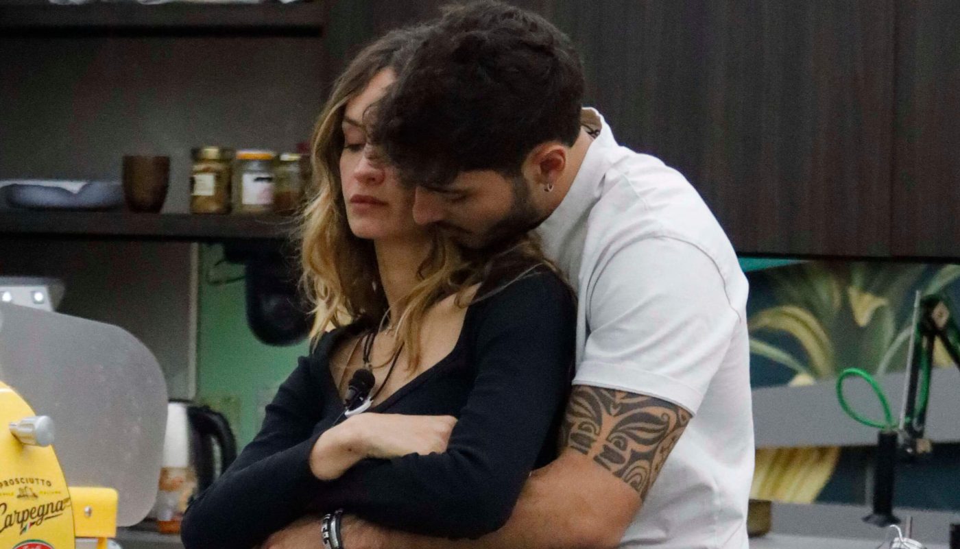 Sauna infuocata, Javier sussura "ti amo" all'orecchio di Helena: il web sogna