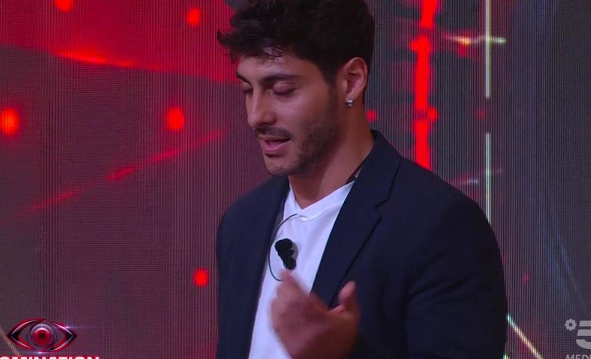 “Le mutandine di Helena… ". Grande Fratello, Javier ripreso dalla telecamera proprio in quel momento