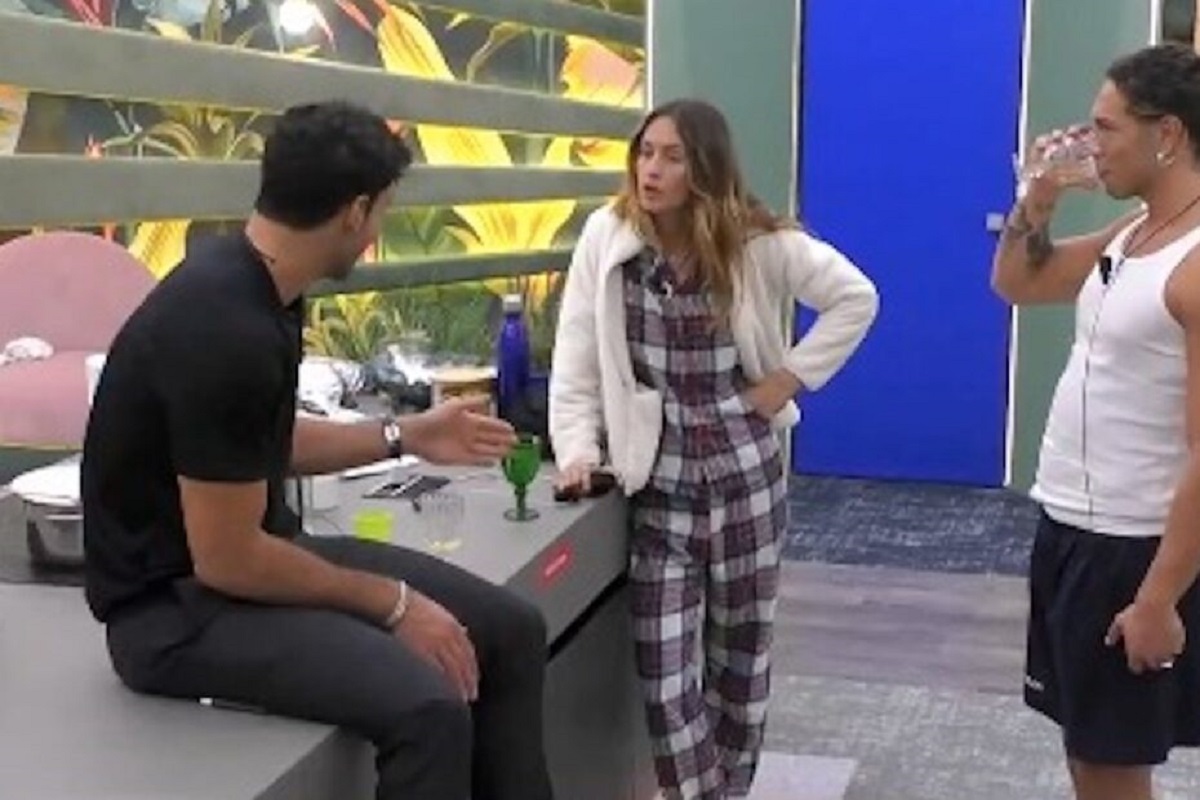 "Non voglio che parli più con Zeudi". Grande Fratello, Helena corre da Javier e lo mette alle strette
