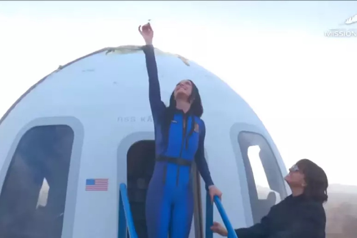 Hanno toccato le stelle e sono tornate: l’atterraggio delle sei turiste dello spazio – VIDEO