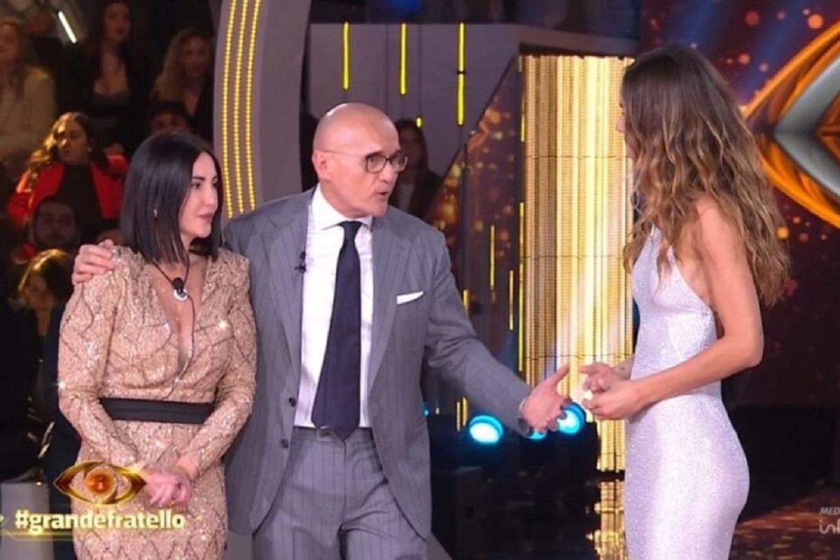 “Jessica e Helena? Adesso posso dirvelo”. Grande Fratello, Signorini rompe finalmente il silenzio