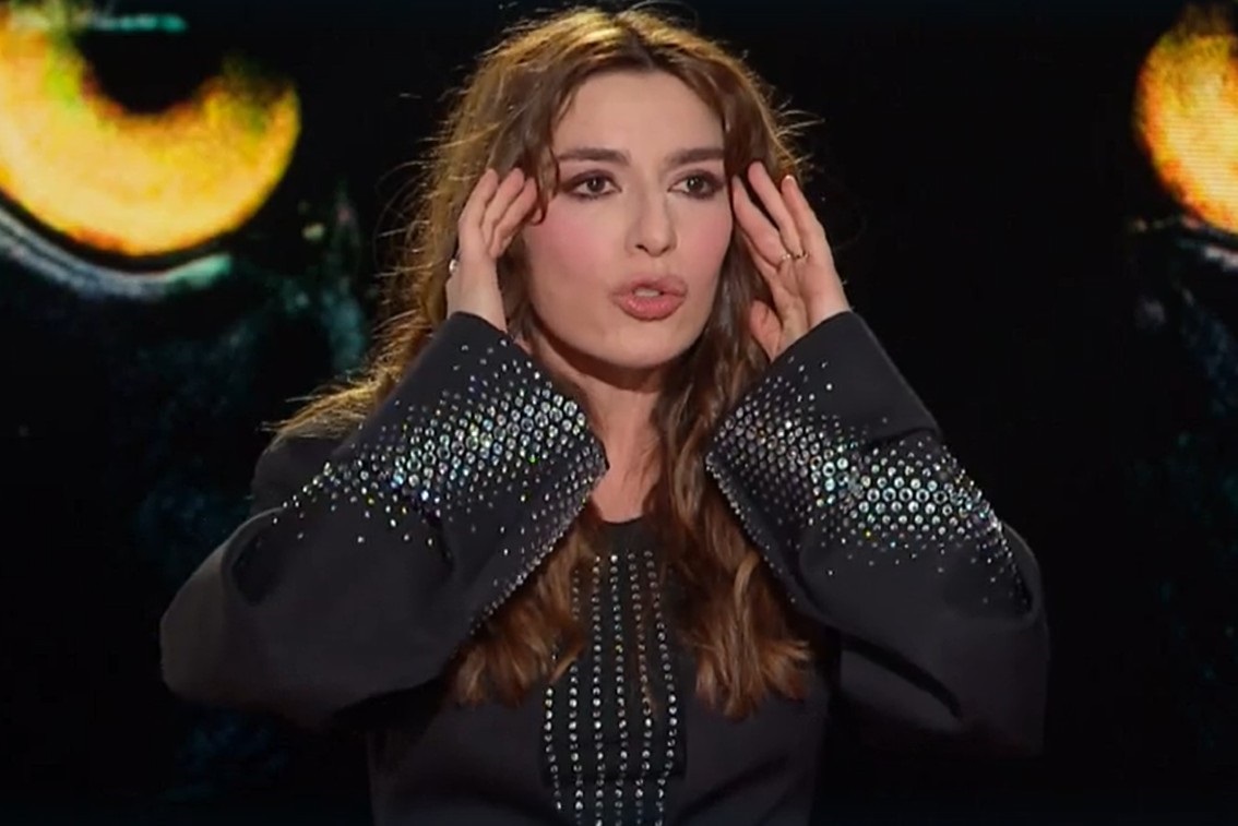 Sabrina Impacciatore racconta: "Un cantante celebre ci ha provato con me pensando fossi un trans"