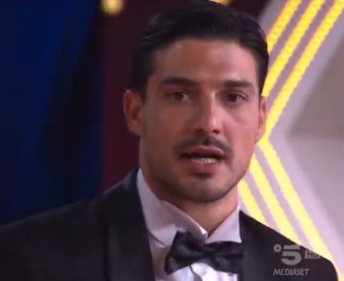 "Hanno dovuto mantenerlo in due". Lite choc durante la finale del Grande Fratello