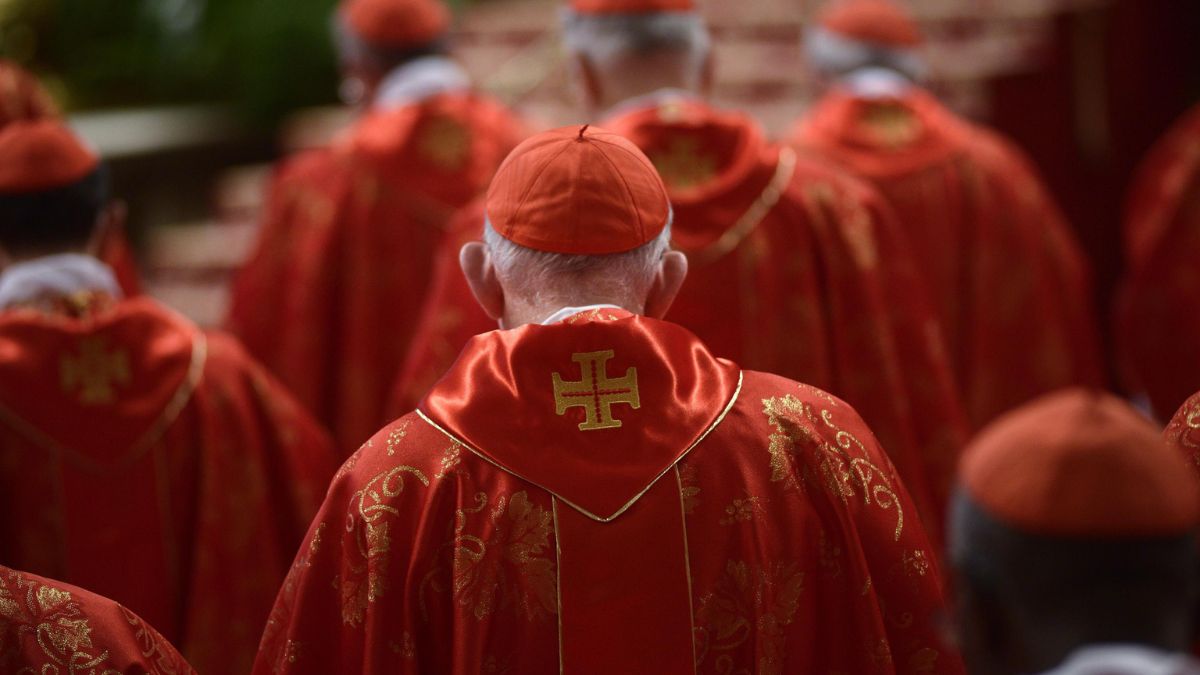 Conclave tra risate e rituali: la Roma dei cardinali tra carciofi, tennis e aneddoti inattesi
