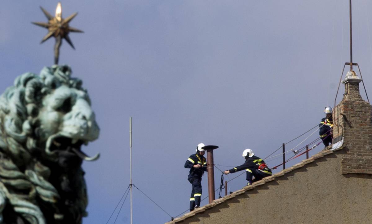 Vaticano, iniziati i preparativi per il Conclave: montato il comignolo sulla Cappella Sistina