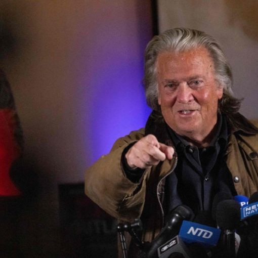 Steve Bannon attacca la Chiesa: "L'elezione di Prevost è truccata, il Vaticano ha bisogno di soldi"