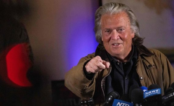 Steve Bannon attacca la Chiesa: "L'elezione di Prevost è truccata, il Vaticano ha bisogno di soldi"