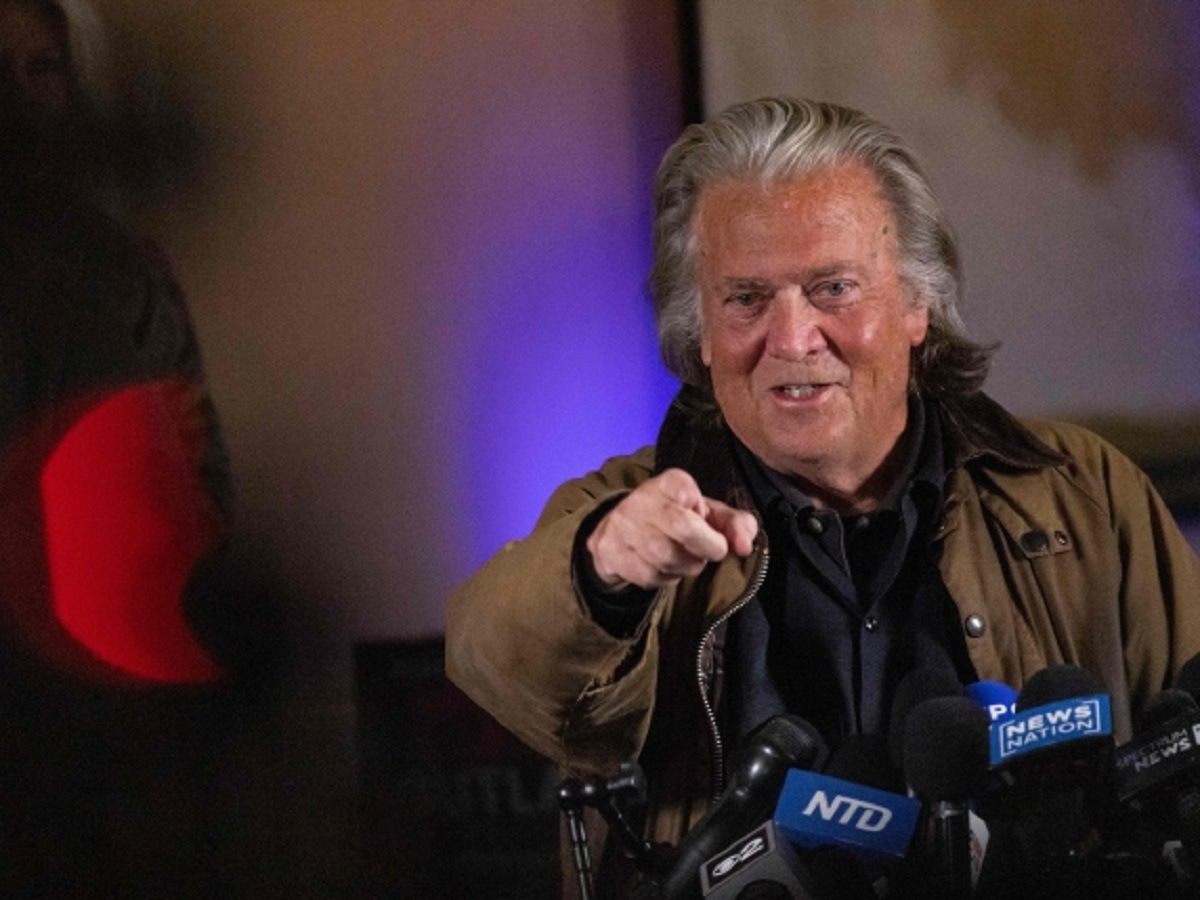 Steve Bannon attacca la Chiesa: "L'elezione di Prevost è truccata, il Vaticano ha bisogno di soldi"