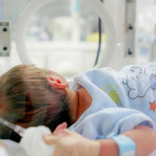 Neonato seviziato dal padre: lesioni irreparabili per ottenere sussidi, amputata la lingua al piccolo