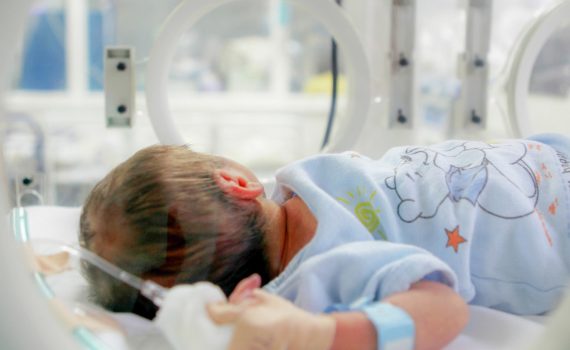 Neonato seviziato dal padre: lesioni irreparabili per ottenere sussidi, amputata la lingua al piccolo