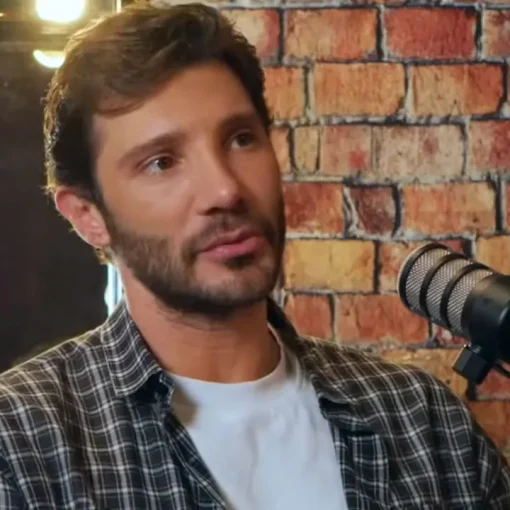 Stefano De Martino ironizza sulla popolarità: "abbasso il volume per tenere a bada il mio ego"