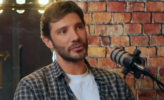 Stefano De Martino ironizza sulla popolarità: "abbasso il volume per tenere a bada il mio ego"