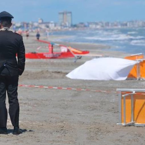 Ruspa travolge e uccide una donna in spiaggia: L'operatore sotto choc non era autorizzato