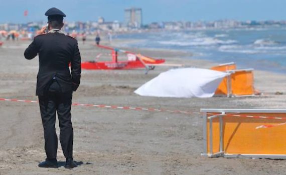 Ruspa travolge e uccide una donna in spiaggia: L'operatore sotto choc non era autorizzato