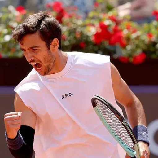 Lorenzo Musetti batte Medvedev agli Internazionali d’Italia e vola ai quarti: una vittoria storica sotto la pioggia