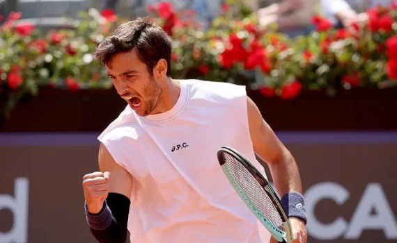 Lorenzo Musetti batte Medvedev agli Internazionali d’Italia e vola ai quarti: una vittoria storica sotto la pioggia