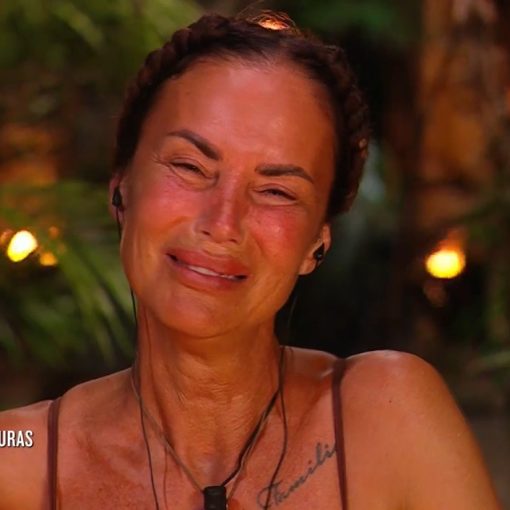 Antonella Mosetti si lascia andare al dolore in diretta: “Ho conosciuto più sofferenza che gioia”, la figlia Asia la sostiene